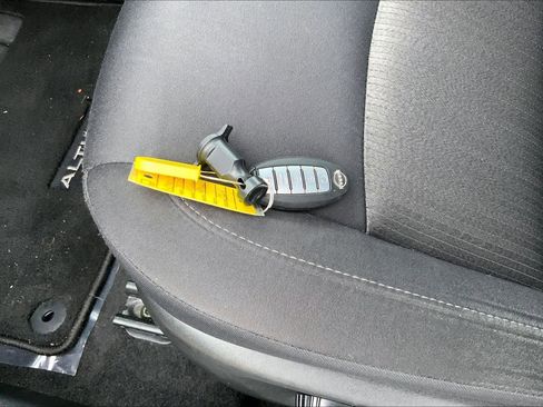 Used 2025 Nissan Altima 2.5 SV image 14