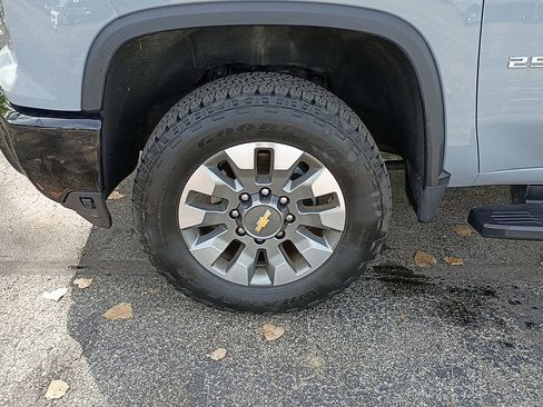 Used 2025 Chevrolet Silverado 2500 Custom w/ Custom Value Package AWD/4WD image 10