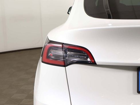 Used 2021 Tesla Model Y Long Range image 17