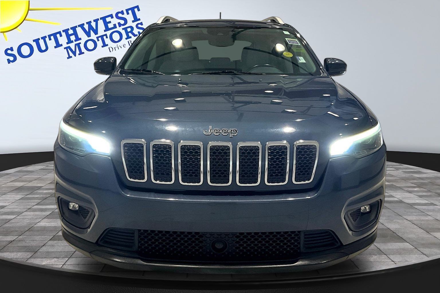 Used 2021 Jeep Cherokee Latitude Lux w/ Comfort/Convenience Group FWD image 2