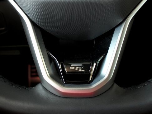 Used 2024 Volkswagen Tiguan SE R-Line image 5