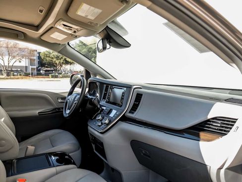 Used 2018 Toyota Sienna XLE image 16