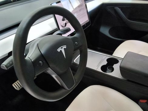 Used 2023 Tesla Model Y Performance AWD/4WD image 13