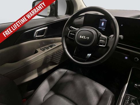 Used 2025 Kia Carnival FWD image 23
