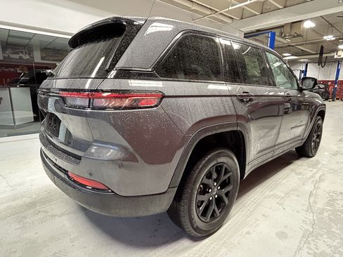 Certified 2025 Jeep Grand Cherokee Altitude AWD/4WD image 15