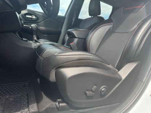 Used 2022 Jeep Cherokee Trailhawk w/ Premium Leather Package AWD/4WD image 14