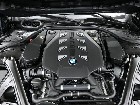 Used 2025 BMW 760i xDrive w/ Luxury Rear Seating Package image 17