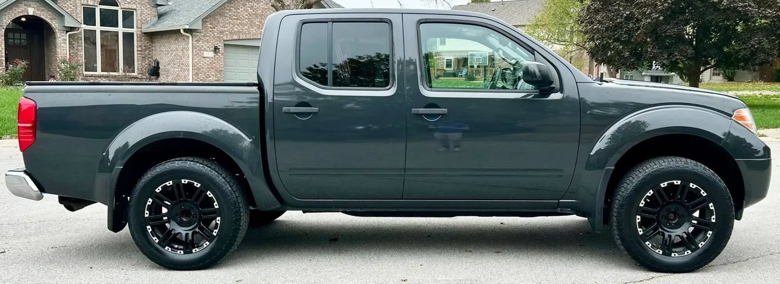 Used 2012 Nissan Frontier SV w/ SV Premium Utility Pkg AWD/4WD image 2