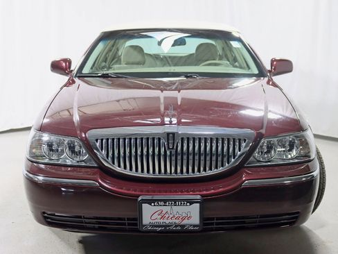 Used 2010 Lincoln Town Car Signature Limited RWD image 8