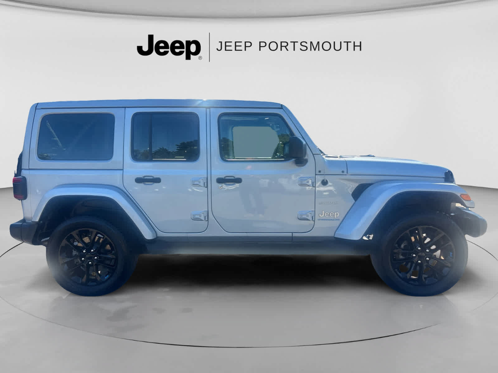 Used 2023 Jeep Wrangler Unlimited Sahara w/ Cold Weather Group AWD/4WD image 6