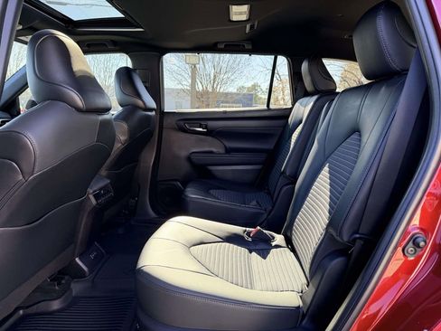 Certified 2022 Toyota Highlander XSE image 16