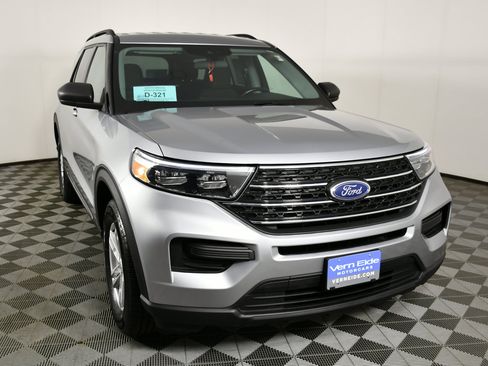 Used 2023 Ford Explorer XLT AWD/4WD image 3
