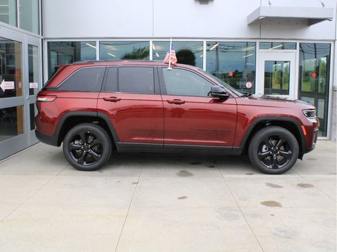 New 2026 Jeep Grand Cherokee Limited w/ Limited Altitude Package AWD/4WD image 4