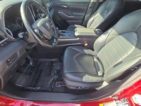 Used 2021 Toyota Highlander XLE FWD image 17