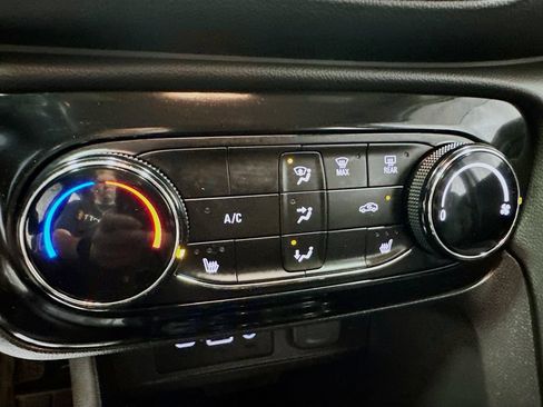 Used 2022 Buick Encore GX Preferred w/ Cold Weather Comfort Package AWD/4WD image 19