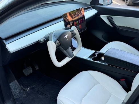 Used 2021 Tesla Model Y Long Range image 24