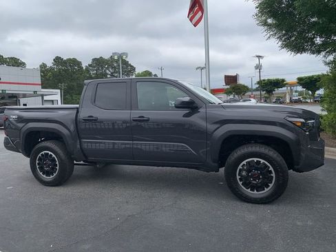 Certified 2025 Toyota Tacoma TRD Off-Road AWD/4WD image 9