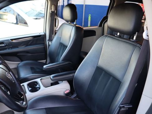 Used 2017 Dodge Grand Caravan SXT image 4