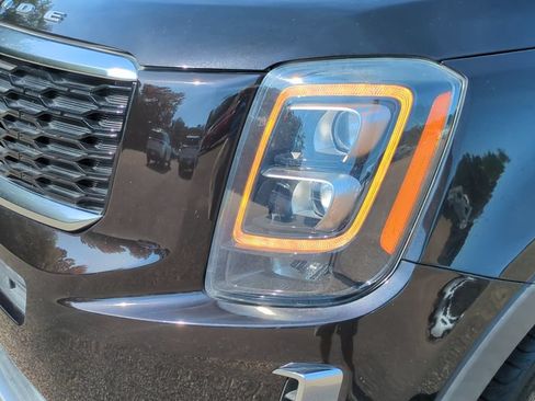 Used 2022 Kia Telluride SX w/ Towing Package FWD image 9