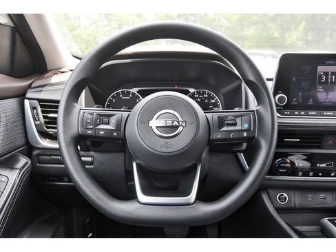 Used 2023 Nissan Rogue SV FWD image 14