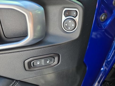 Used 2018 Jeep Wrangler Unlimited Sahara AWD/4WD image 21