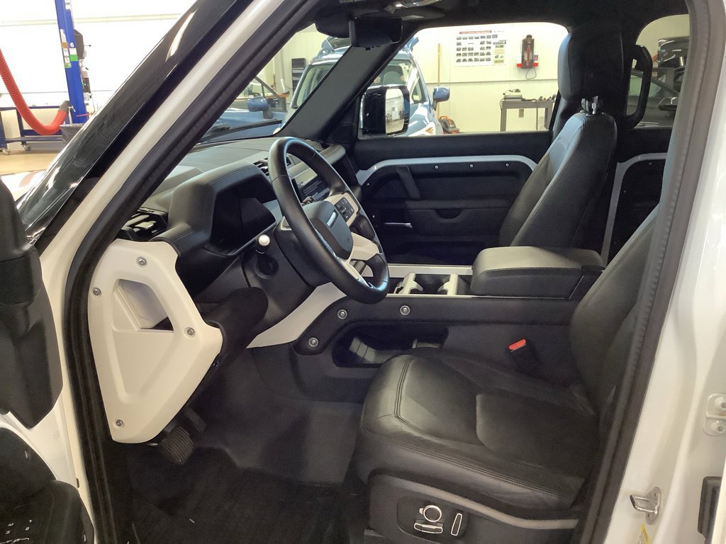Used 2025 Land Rover Defender 130 X-Dynamic SE AWD/4WD image 17