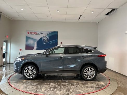 Used 2023 Toyota Venza XLE image 3