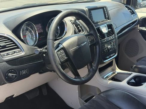 Used 2015 Chrysler Town & Country Limited FWD image 10