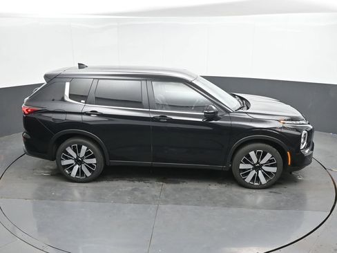 Used 2025 Mitsubishi Outlander AWD image 32