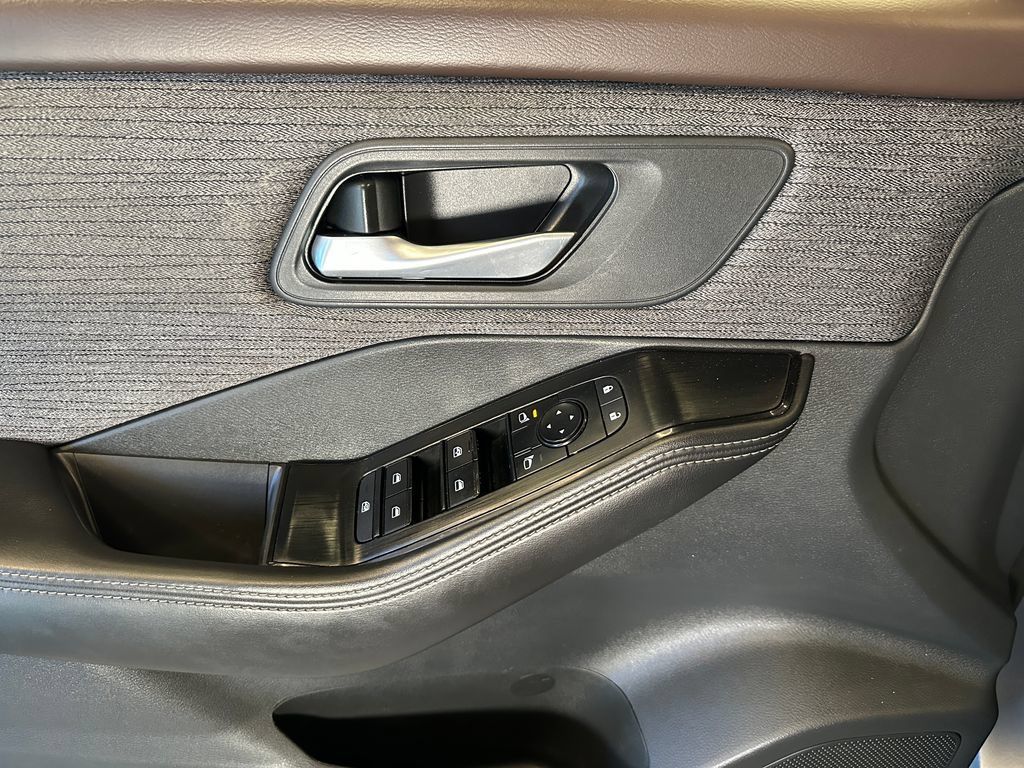 Used 2021 Nissan Rogue SV AWD/4WD image 19