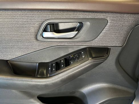 Used 2021 Nissan Rogue SV AWD/4WD image 19