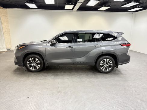 Used 2022 Toyota Highlander XLE AWD/4WD image 2
