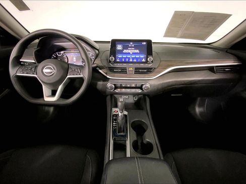 Used 2025 Nissan Altima 2.5 SV FWD image 15
