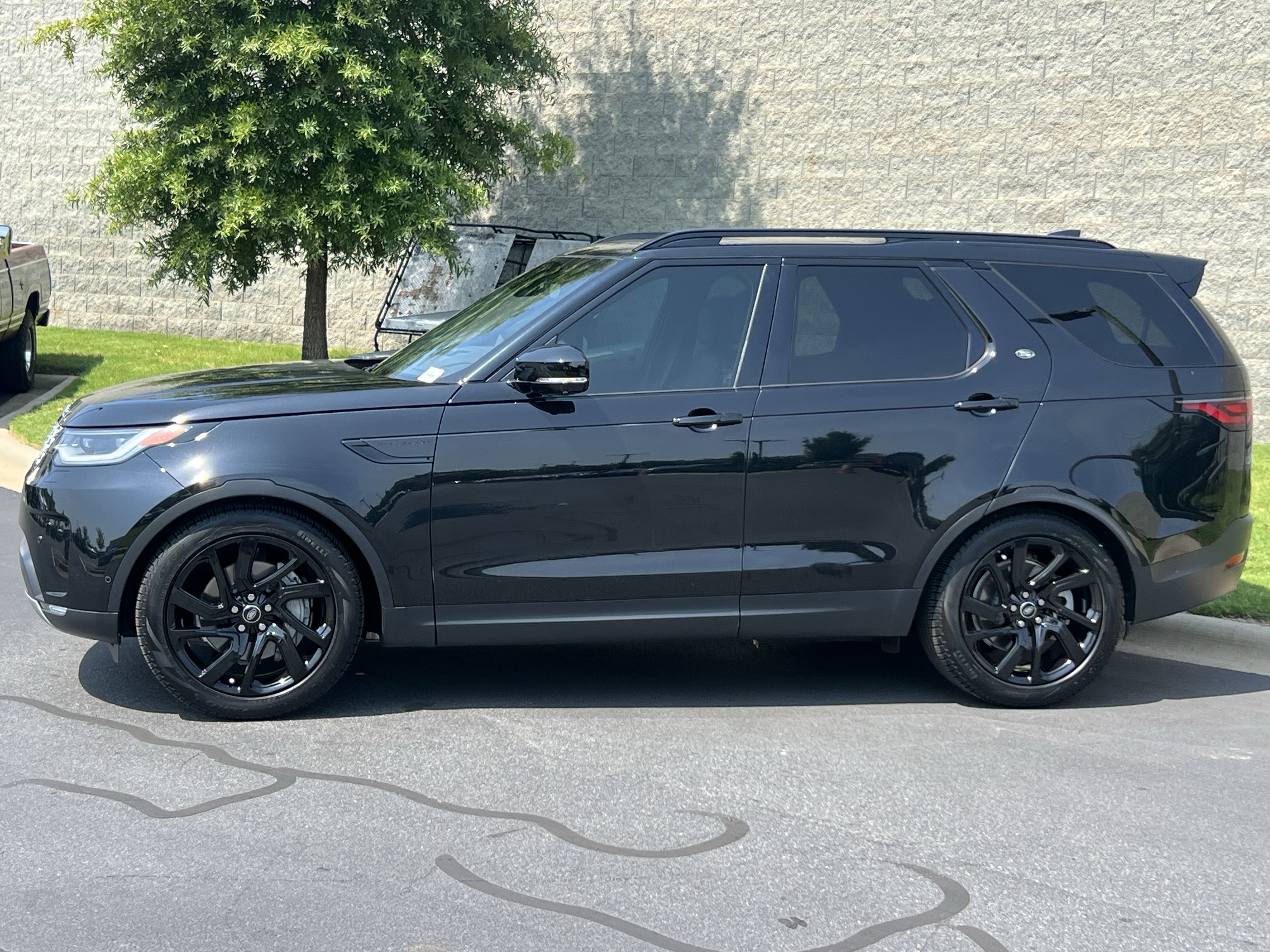 Certified 2025 Land Rover Discovery S AWD/4WD image 4