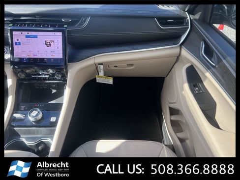 New 2025 Jeep Grand Cherokee Limited w/ Luxury Tech Group II image 17