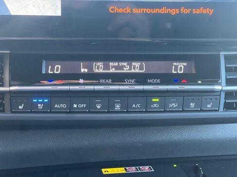 Used 2025 Toyota Sienna Platinum image 31