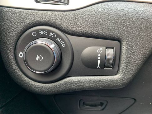 Used 2022 Jeep Cherokee Latitude AWD/4WD image 23