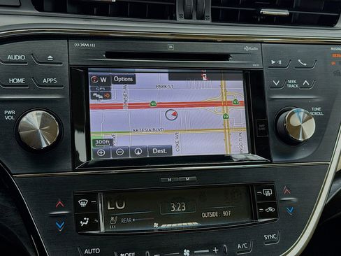 Used 2018 Toyota Avalon Limited image 9