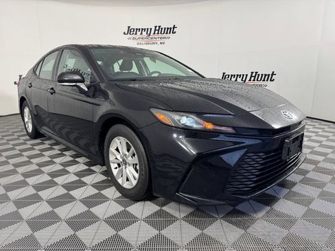 Used 2025 Toyota Camry LE FWD image 6