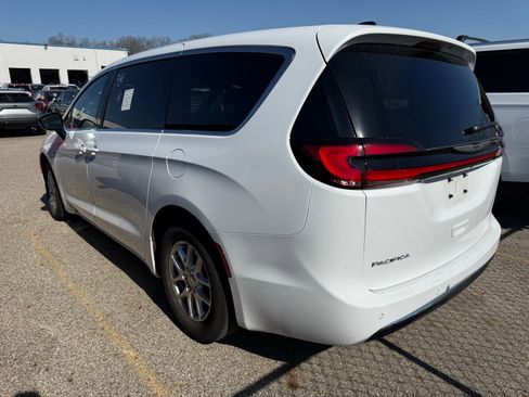 Used 2025 Chrysler Pacifica Select FWD image 4