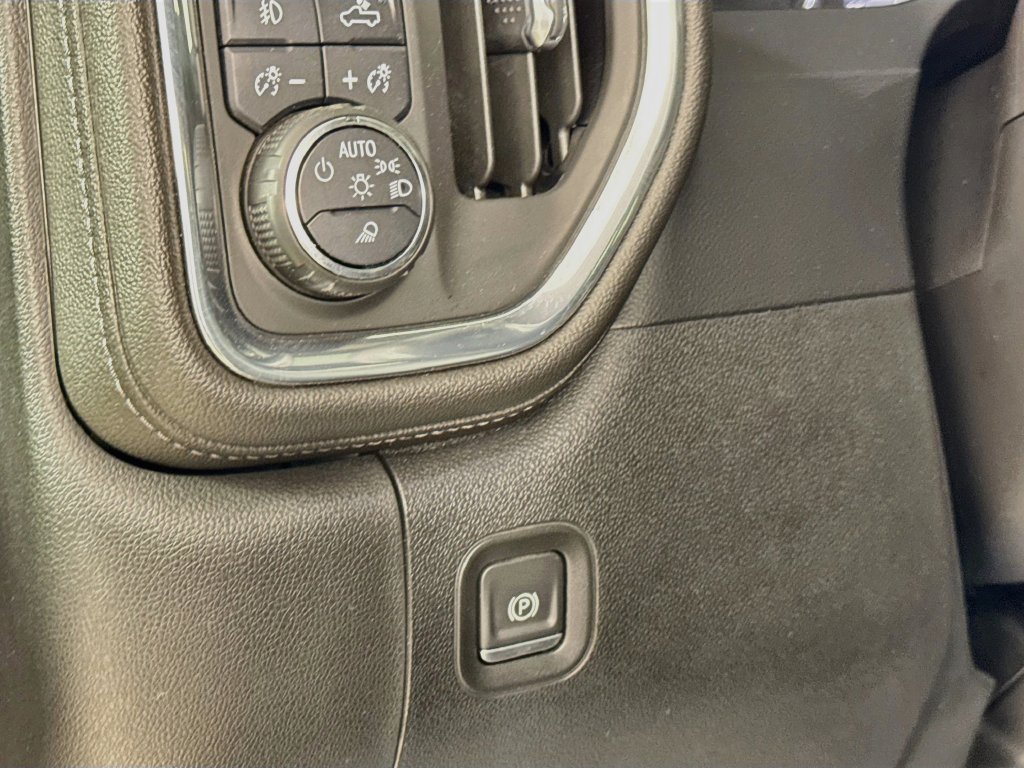 Used 2022 Chevrolet Silverado 2500 LTZ w/ LTZ Convenience Package AWD/4WD image 12