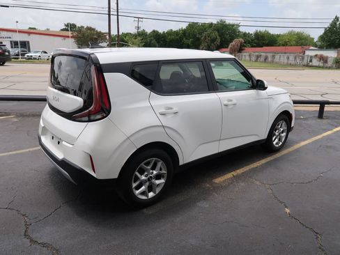 Used 2023 Kia Soul LX w/ Option Group 015 FWD image 3