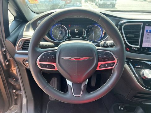 Used 2025 Chrysler Pacifica Select FWD image 20