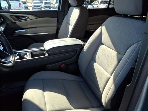 Used 2025 Chevrolet Traverse LT image 11