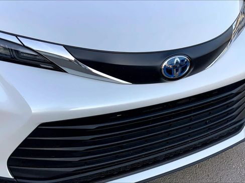 Used 2025 Toyota Sienna XLE image 29