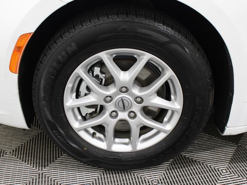 Used 2024 Chrysler Pacifica Touring-L FWD image 36