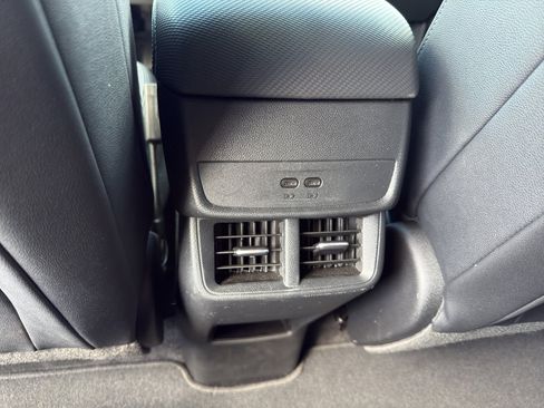 Used 2025 Chevrolet Equinox LT w/ Convenience Package II image 9