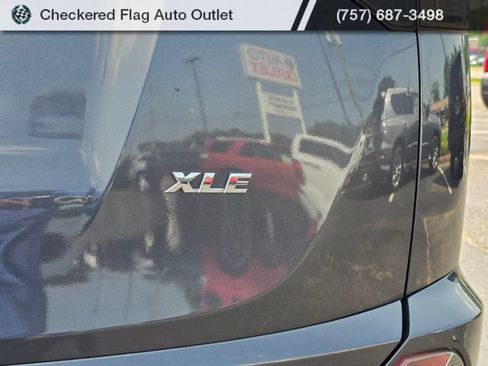 Used 2018 Toyota RAV4 XLE FWD image 18