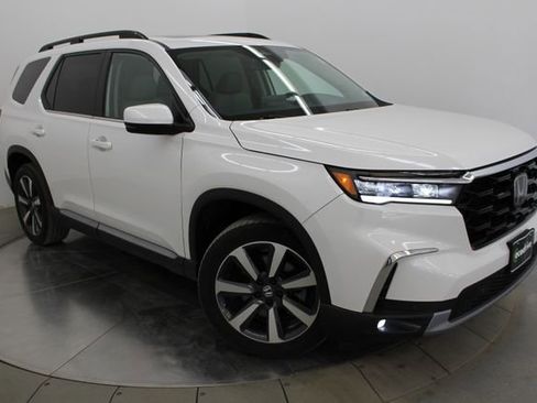 Used 2025 Honda Pilot Touring image 1