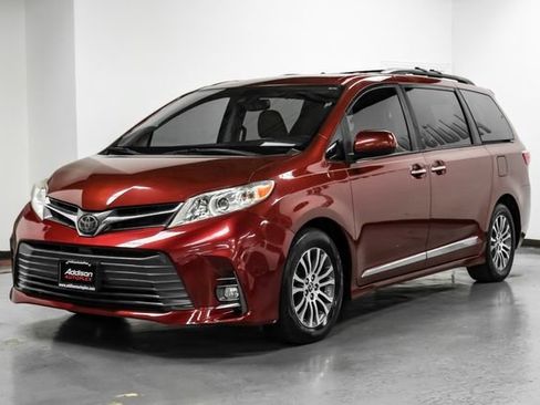 Used 2019 Toyota Sienna XLE Premium FWD image 7